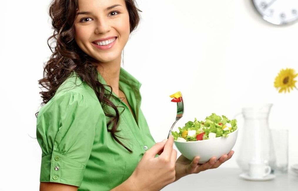 Девушка ест овощной салат на диете из 6 лепестков
